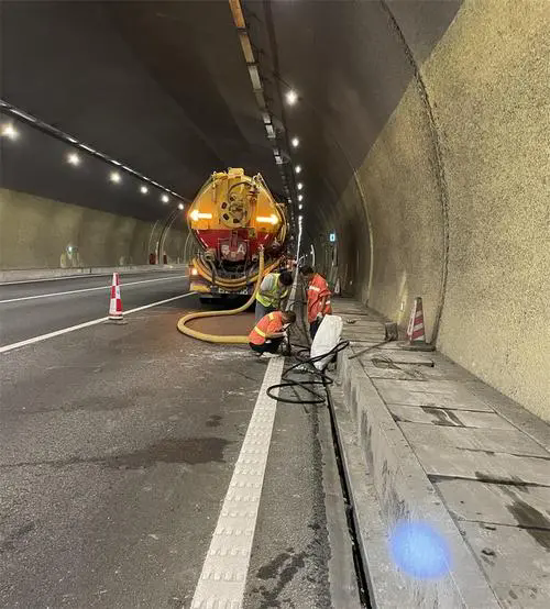 浦江隧道排水渠清淤